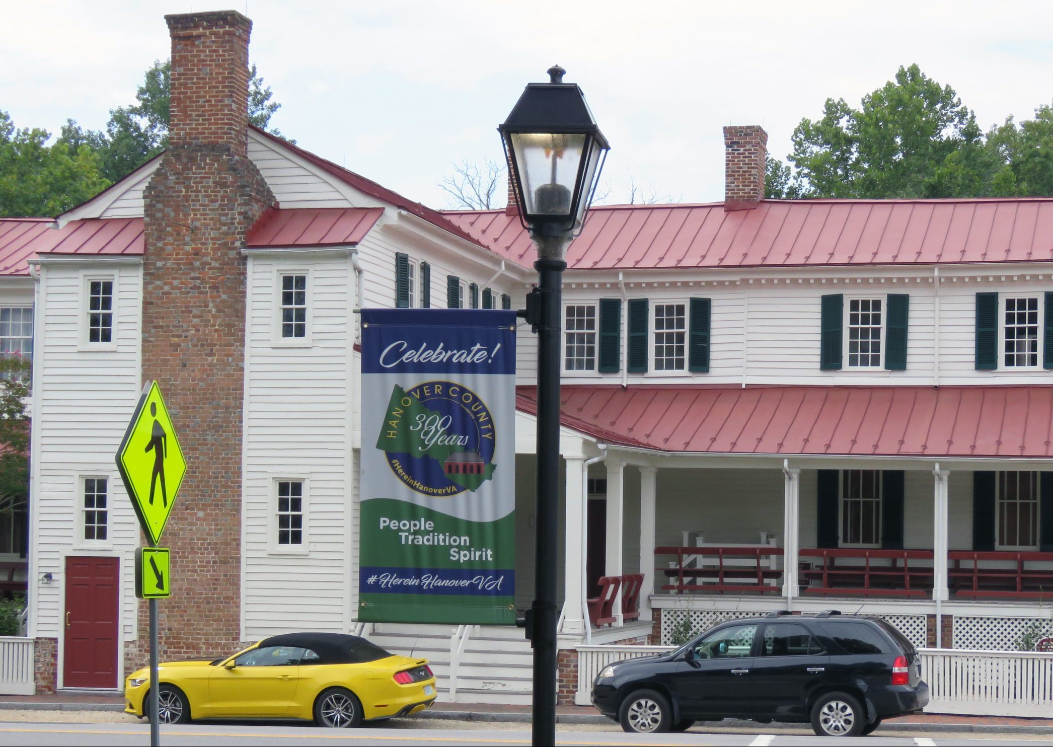 Hanover Tavern with banner out front e4d03a82e9ab73d4123c68d5b73beffa